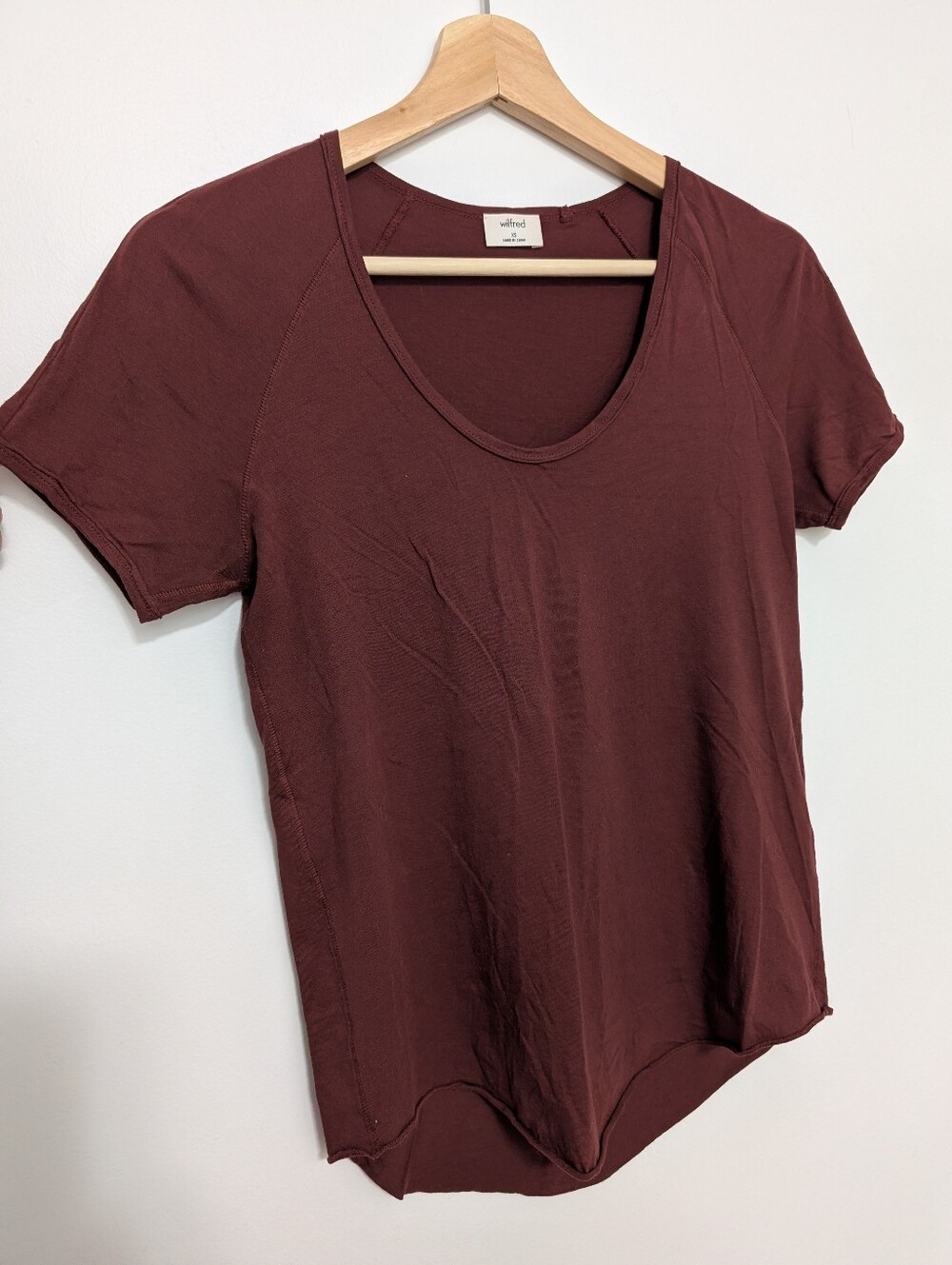 Wilfred XS Aritzia Maroon Tee Relaxed Fit Flowy T-shirt Pima Cotton Red Scoop